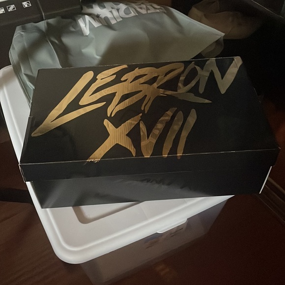 Lebron 17 Red Carpet, size 9 Nike, comes with original box - Picture 4 of 5